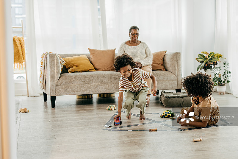 孙辈和奶奶玩交通灯游戏图片素材