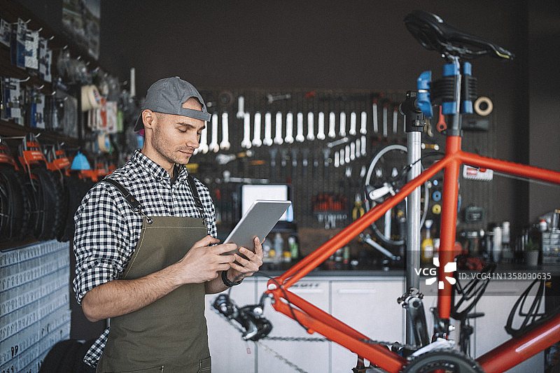 在工作场所使用科技产品图片素材