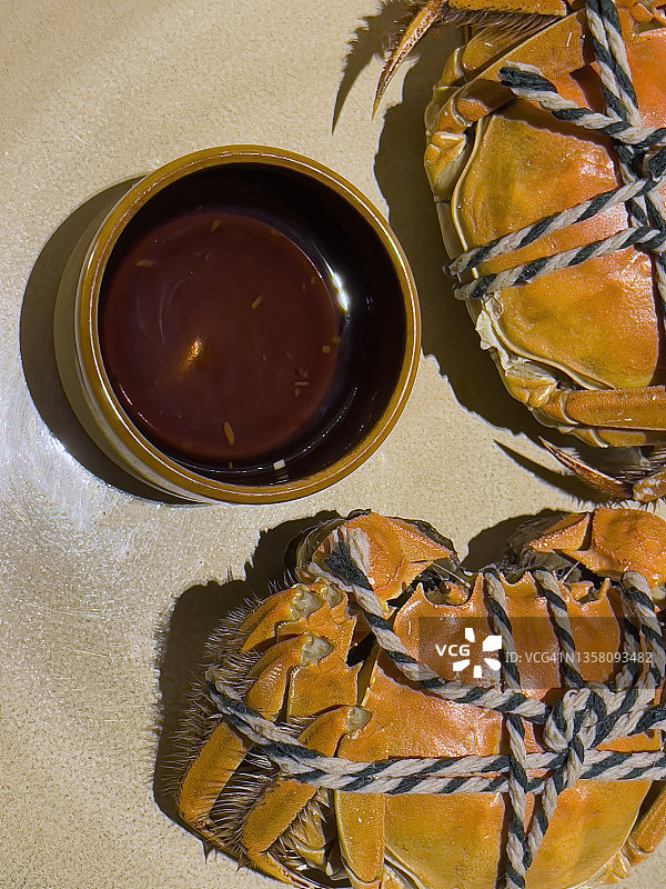 清蒸红毛蟹与调味醋图片素材