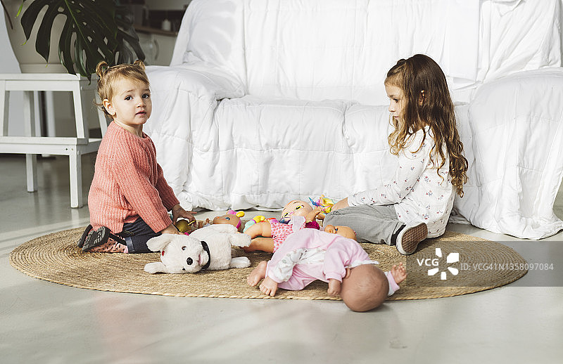 女孩姐妹在家玩玩具图片素材