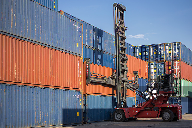 院子里起重机吊起集装箱图片素材