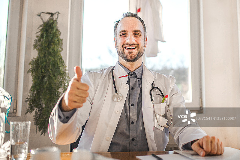 面带微笑的资深医生 портрет图片素材