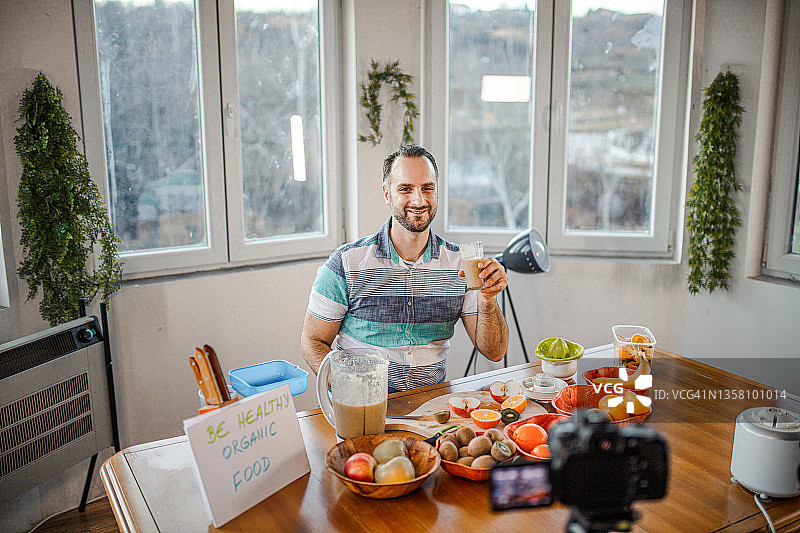 年轻医生制作关于日常饮食中加入水果的重要性的视频图片素材
