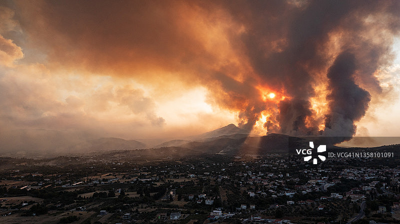 野火中，山脉上方的烟雾图片素材