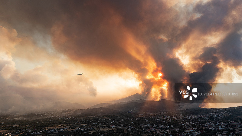 野火中，山脉上方的烟雾图片素材