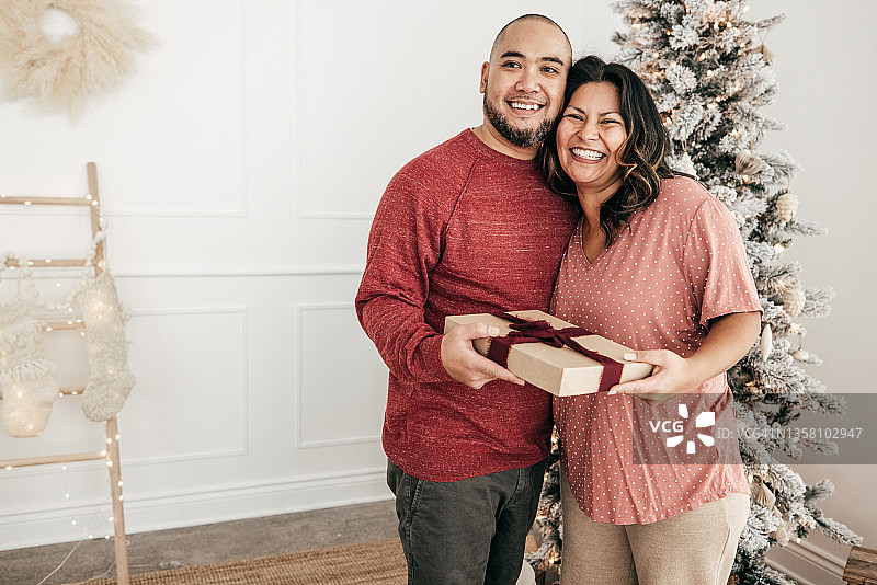 夫妻一起过圣诞节，打开礼物庆祝图片素材