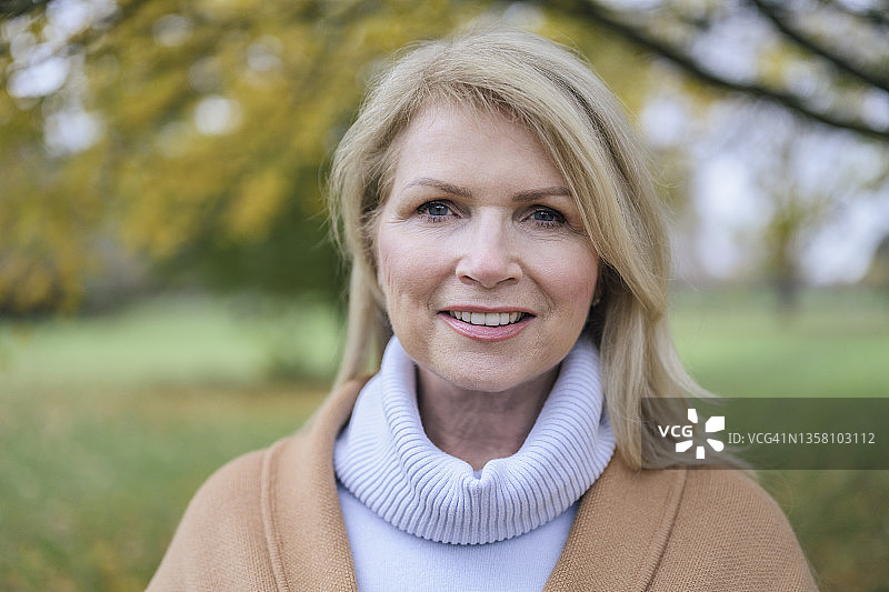 享受秋季的快乐老年妇女（季节性特写）图片素材