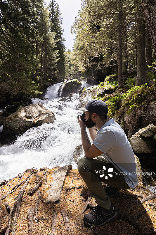 拍摄里拉山的河流急流图片素材