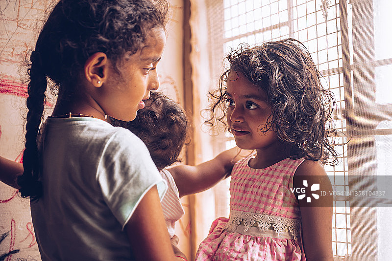 在家玩耍的儿童图片素材