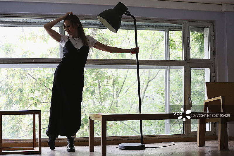 年轻女人在图书馆放松图片素材