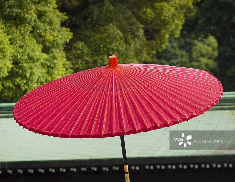 大型红色日式雨伞图片素材
