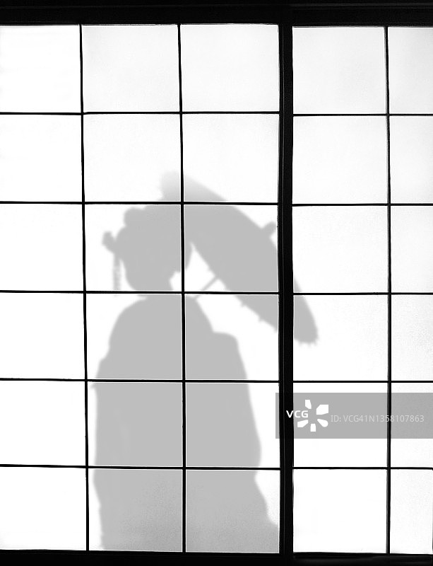 透过障子窗看到的艺伎图片素材