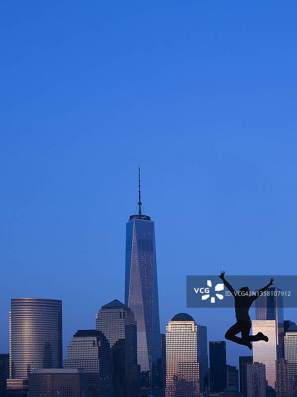 舞者欢快跳跃图片素材