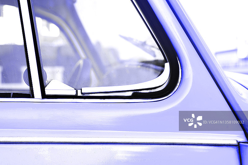 2022年度代表色长春花紫汽车的后侧视图图片素材