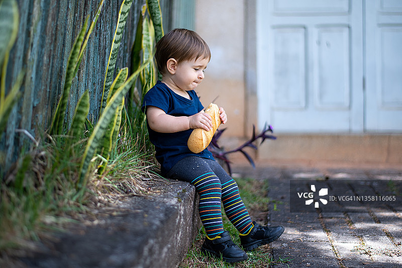 男孩吃面包图片素材