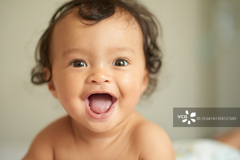 在家里的可爱女婴肖像图片素材