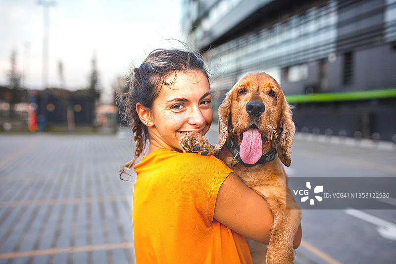 可爱女孩和她的狗在公园里玩耍图片素材
