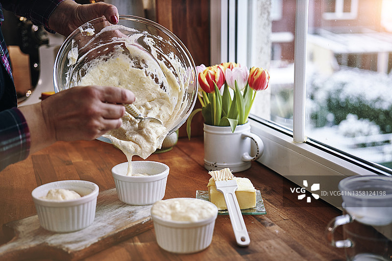 在家庭厨房准备芒果香蕉舒芙蕾图片素材