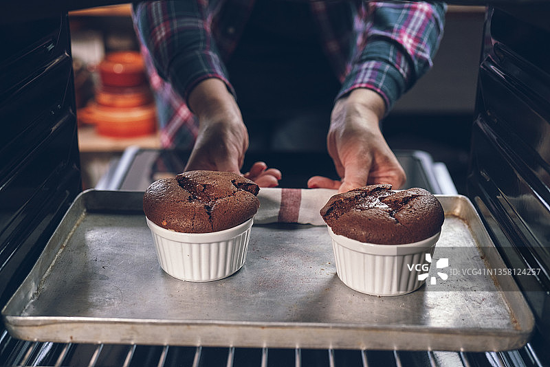 在家中厨房制作巧克力舒芙蕾图片素材