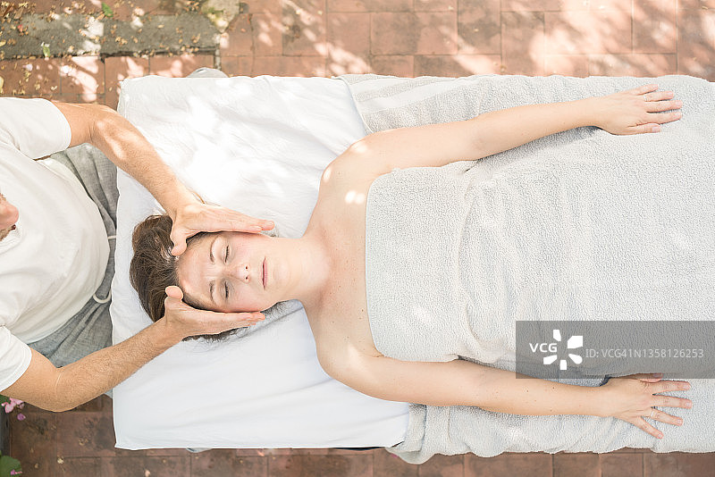 头部放松按摩图片素材