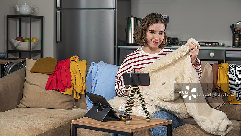 时尚博主录制服装开箱视频图片素材