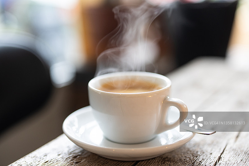 在咖啡馆享用一杯热咖啡图片素材