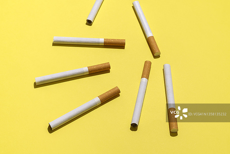 黄色背景上的一些香烟图片素材