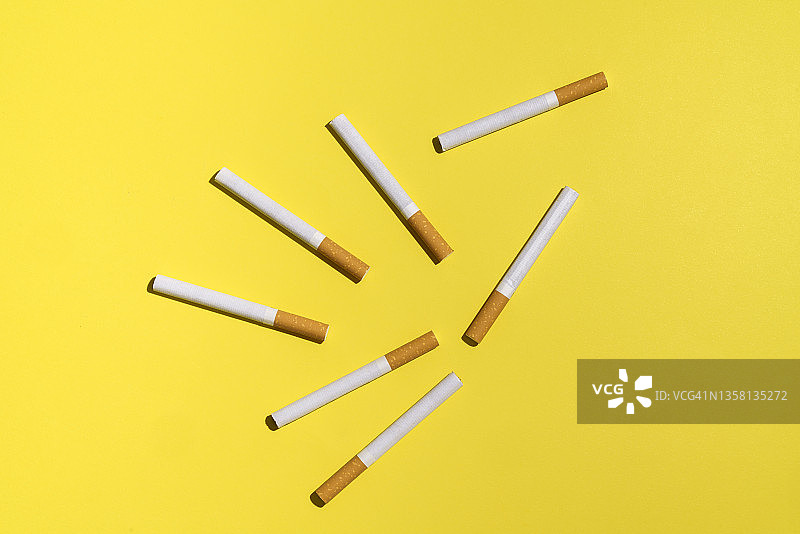 黄色背景上的一些香烟图片素材