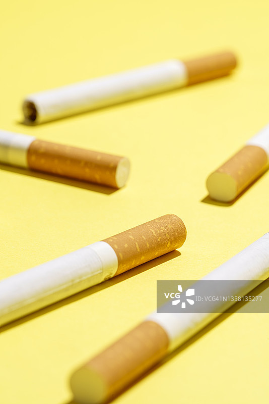 黄色背景上的一些香烟图片素材