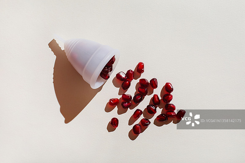 石榴籽从月经杯中倒出图片素材