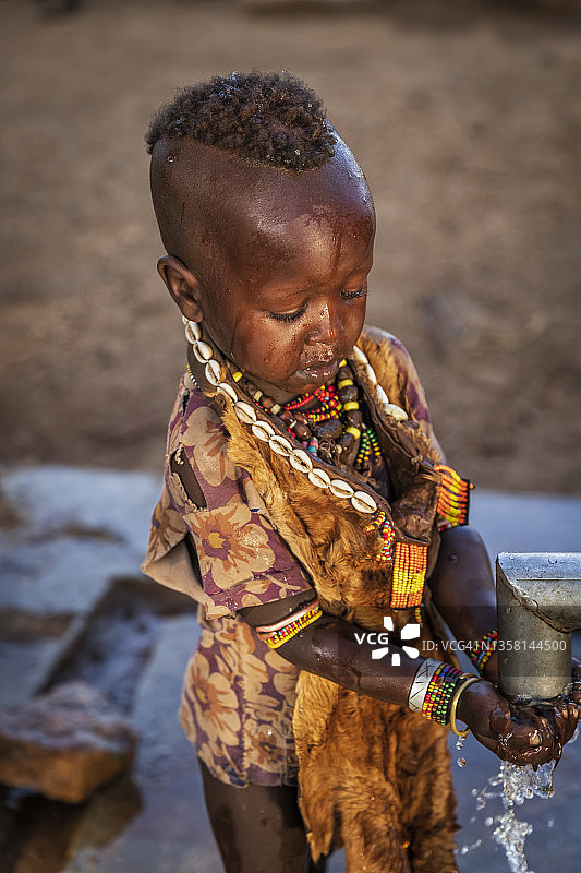 在埃塞俄比亚喝水的小女孩图片素材