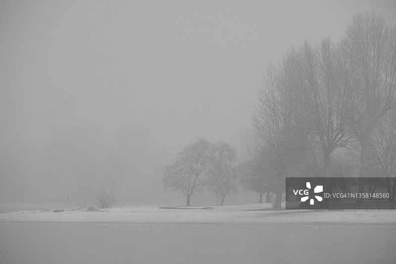 科莫湖在暴风雪中的湖岸图片素材