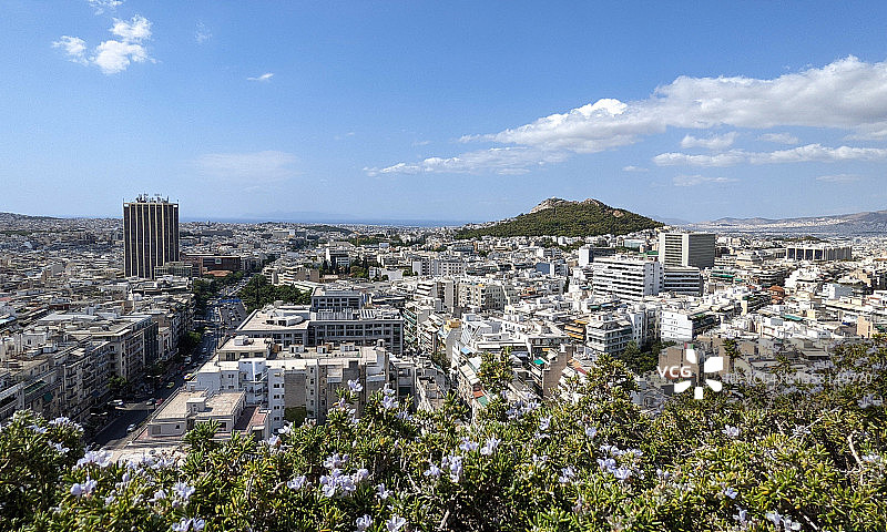 雅典城市建筑的俯视图，背景是蓝天和利卡维托斯山图片素材