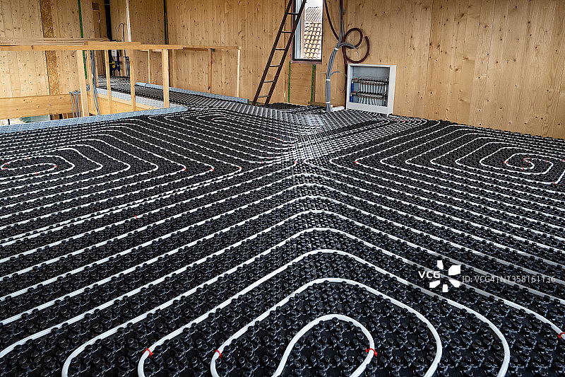 铺设在未来地板下的供暖管道网格图片素材
