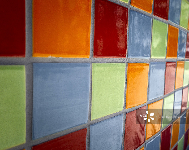 墙上的彩色方砖图片素材
