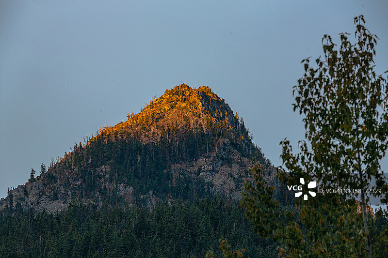 清晨森林山峰的橙色霞光图片素材