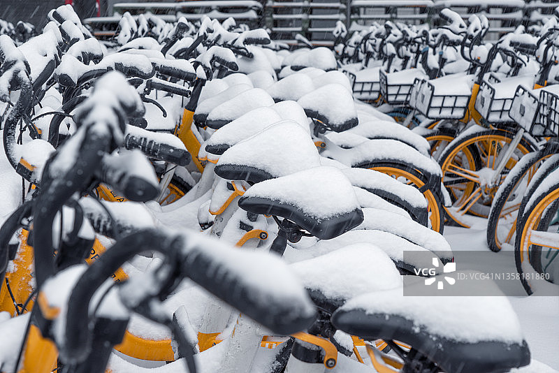 被雪覆盖的自行车图片素材