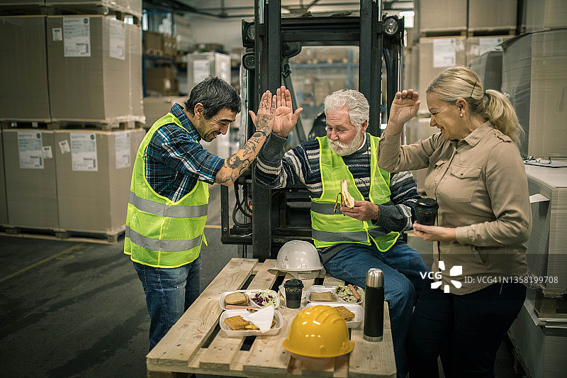 仓库工人休息和午餐图片素材
