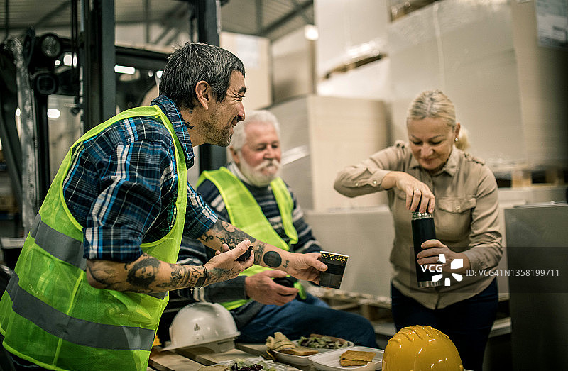 仓库工人休息和午餐图片素材
