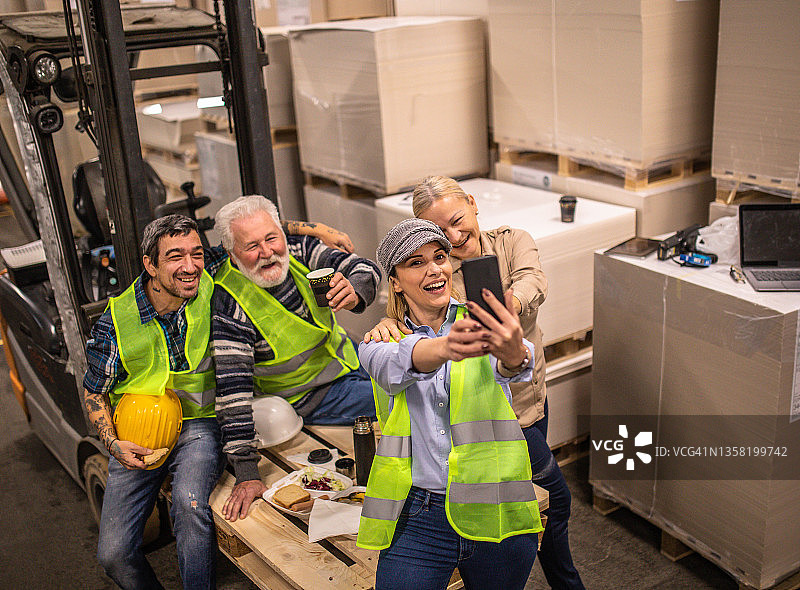 仓库工人休息和午餐图片素材