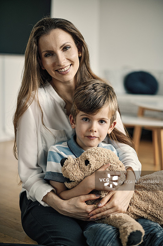 年轻的母亲和儿子图片素材