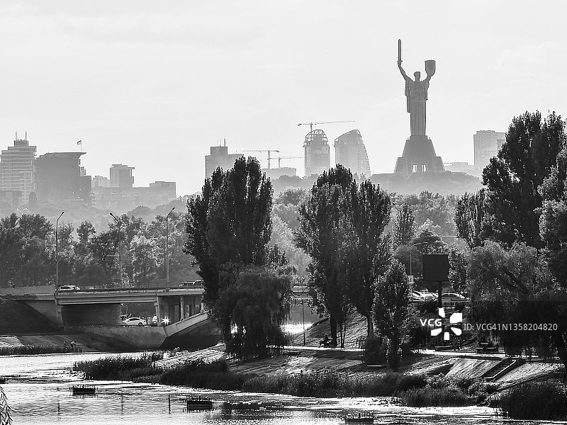 城市天际线上的祖国母亲雕塑图片素材