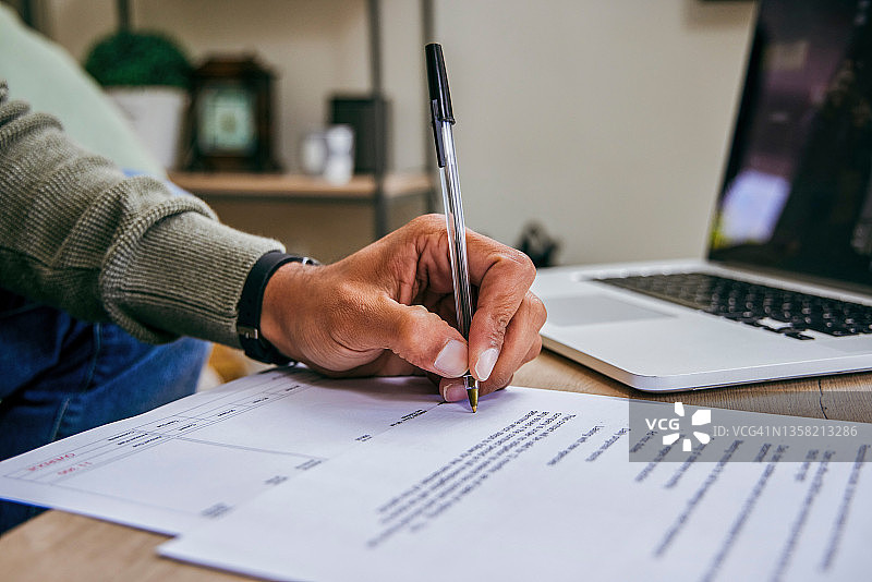 男人在家填写文件的照片图片素材