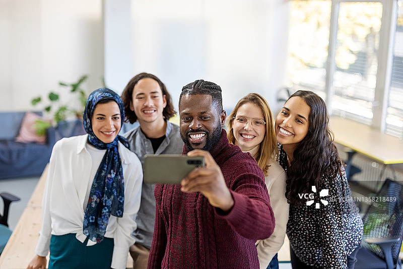 在办公室自拍的快乐创业团队图片素材