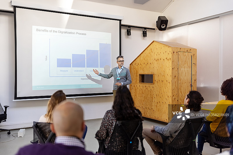 中年商人在研讨会上演讲图片素材