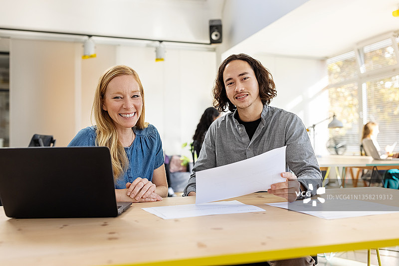 两名创业企业家的肖像图片素材