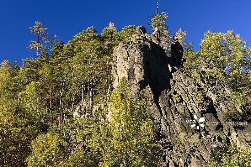 德国下萨克森州戈斯拉尔哈茨山脉奥克河谷的岩层图片素材