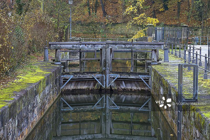 德国巴伐利亚州班贝格市路德维希-美因-多瑙运河上的100号历史船闸图片素材