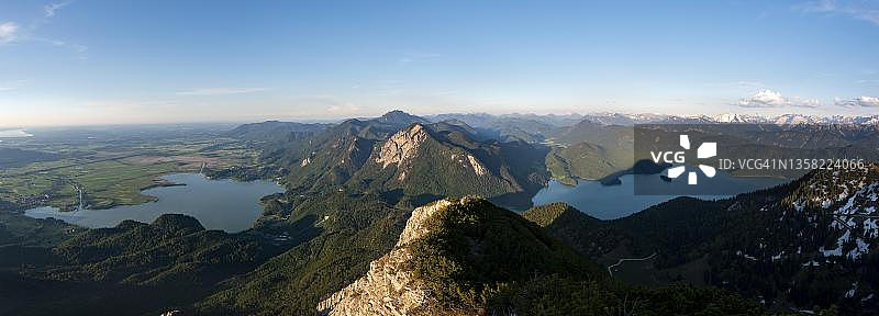 黑尔佐格stand山顶风光：科 এলাকায়湖和瓦兴湖全景图片素材