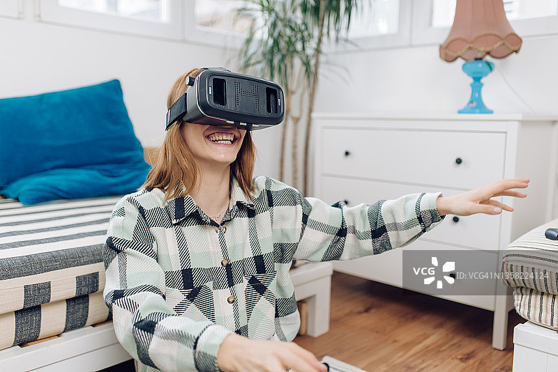 年轻女子戴着VR眼镜玩乐的人物肖像图片素材